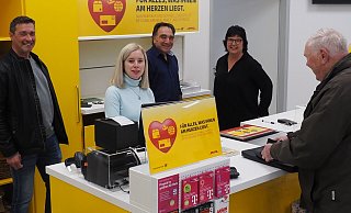 Hier geht im wahrsten Sinne des Wortes die Post ab. (v.l.) Andreas Dittrich, Eva Berisha, „Startpilot“ Martin Kaiser, Christa Niggemann und Kunde Josef Waldhoff. - Josef Köhne