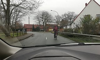 Über den schlechten Zustand auch der Lübbecker Straße und die Situation für Radfahrer auf dieser Landesstraße gibt es immer wieder Beschwerden von Bürgern. - Archiv Joern Spreen-Ledebur
