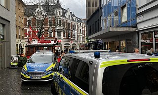 Die Polizei eilt immer wieder zu körperlichen Auseinandersetzungen in die Bahnhofstraße. Nun sucht sie einen der gesuchten Täter mit einem Foto. - Jens Reichenbach
