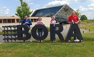 Vorfreude: Alex Ziebart (v. l.), Event-Manager bei Bora, Store-Managerin Jutta Menke, Cheforganisatorin Manuela Kopp und RCE-Geschäftsführer Detlef Wittenbreder sind optimistisch, dass am 29. Juni am Bora-Flagstore Hochbetrieb herrschen wird, wenn hier die Touristikfahrt des RC Endspurt startet und endet.?Foto: Dirk Kröger - Dirk Kröger