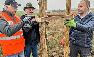 Für jeden jungen Baum wird ein Stütz-Stativ errichtet, damit er sich gut entwickeln kann. - Burkhard Battran