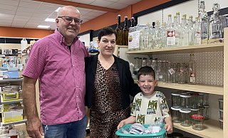 Maik und Kate Henke haben die Gespräche mit den Stammkunden immer sehr geschätzt. Bei denen kamen unter anderem die Einmachartikel (r.) gut an. Sohn Vincent (5) hilft beim Ausverkauf. - Markus VOss