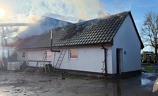 Der Dachstuhl eines 90 Quadratmeter großen Anbaus auf einem landwirtschaftlichen Betrieb stand am Samstagmittag in Flammen. Die Feuerwehr Salzkotten war mit mehreren Einheiten und knapp 80 Kräften in Klein Verne im Einsatz. - Ralph Meyer