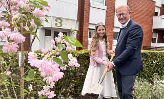 Zum Auftakt des Stadtfests pflanzten Fee Grace und Bürgermeister Thomas Meyer einen Kirschbaum auf dem Mathildenplatz - seit Jahren gute Tradition. - Mareike Patock