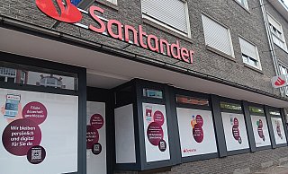 Die beklebten Fenster an der Santander-Filiale an der Königstraße 23 in Gütersloh weisen schon darauf hin: Diese Filiale bleibt dauerhaft geschlossen. - Amelie Halstenberg