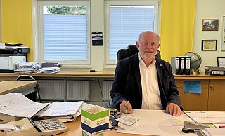 Für Eberhard Schröder ist die gleichnamige Steuerkanzlei sein Lebenswerk. Daher möchte er auch nach seinem 80. Geburtstag seinen Schreibtisch an der Hauptstraße 18 in Hüllhorst noch nicht komplett räumen - Amelie Halstenberg