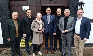 Die FDP-Politiker Hans-Jürgen Gronemeyer (v.l.), Sven Schäffer, Guido Ronsiek, Jens Teutrine, Frank Schäffler und Stephen Paul begrüßen Festrednerin Marie-Agnes Strack-Zimmermann vor dem Dammhaus in Bünde. - Sven Hauhart Die FDP-Politiker Hans-Jürgen Gronemeyer (v.l.), Sven Schäffer, Guido Ronsiek, Jens Teutrine, Frank Schäffler und Stephen Paul begrüßen Festrednerin Marie-Agnes Strack-Zimmermann vor dem Dammhaus in Bünde. - Sven Hauhart