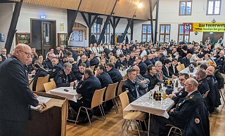 Wehrführer Jürgen Rabbe begrüßt rund 250 Teilnehmende zur Jahreshauptversammlung des Stadtverbands der Warburger Feuerwehr. - Burkhard Battran