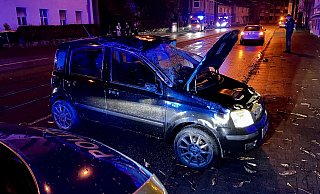 Mit diesem Fiat Panda hat sich eine dreiköpfige Familie auf der Detmolder Straße in Bielefeld überschlagen. - Jens Reichenbach