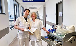 Dorothe Düpont, Leiterin der Sektion Brustzentrum am Klinikum Herford, und Daria Gordienko, Leitende Oberärztin der Frauenklinik, sitzen für NW-Leser am Telefon. - Klinikum Herford Dorothe Düpont, Leiterin der Sektion Brustzentrum am Klinikum Herford, und Daria Gordienko, Leitende Oberärztin der Frauenklinik, sitzen für NW-Leser am Telefon. - Klinikum Herford