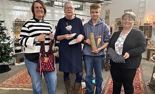 Carola Dammann (v.l.), Ute Grundmann, Jannis Westerbarkey und Martina Naumann stellen unter anderem in der neuen Weihnachtsmanufaktur im Kreis Gütersloh aus. - Markus Voss