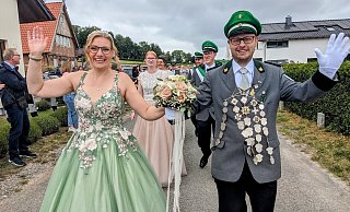 Christoph und Verena Weber sind das gefeierte Königspaar in Papenhöfen. - Burkhard Battran