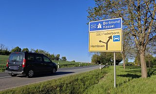 Die Bundesstraße 64 wird hier zur Kraftfahrtstraße. Zu erkennen ist das an dem weißen Auto-Piktogramm auf blauem Grund. - Svenja Ludwig