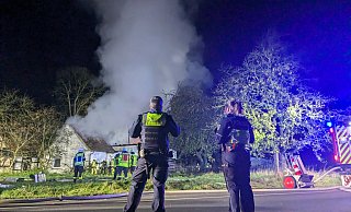 Acht Einsatzwagen der Feuerwehr waren nachts im Einsatz. Nachdem sich am Dienstag erneut Rauch entwickelt hatte, rückten abermals Einsatzkräfte zum Nachlöschen aus. - Ilka Gülker