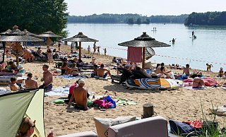 Der Salitos-Beach am Lippesee ist ein wahrer Besuchermagnet. Auch zahlreiche Stand-up-Paddler tummeln sich auf dem Wasser. - Ralph Meyer