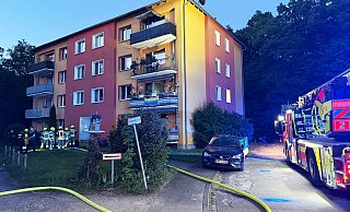 Einsatzkräfte der Feuerwehr Paderborn erkunden das Mehrparteienhaus in der Füllers Heide, im dem 43 Bewohner gemeldet sind. - Ralph Meyer