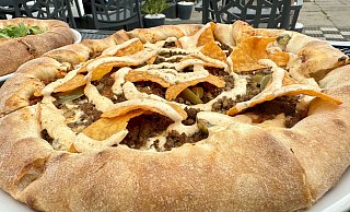 Taco-Chips und Hack auf der Pizza-Hommage "Zlatan". - Stefan Becker