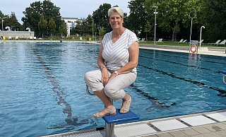 Mindestens einmal - gerne auch zwei- oder dreimal - in der Woche ist Susanne Rutenkröger im Bünder Freibad. Ihre Schwimmtasche hat die amtierende Bürgermeisterin dafür immer im Auto liegen. - Natalie Gottwald