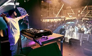 Hatte die Menge auf dem Berliner Platz in Gütersloh trotz strömenden Regens gut im Griff: DJ Active auf der E-Zone-Stage. - Birgit Compin