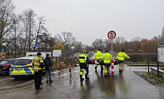 Die Feuerwehr sucht mit einem Schlauchboot unterhalb des Sielwehres nach der vermissten Löhnerin. - Ulf Hanke