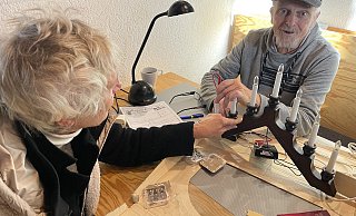 Klaus Udo Hennings repariert die Weihnachtspyramide von Gisela Brockmeyer. - Elke Niedringhaus-Haasper