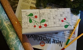 In Zeitungspapier lassen sich Geschenke auf nachhaltige Weise verpacken. Wer es gerne bunter hätte, kann das Papier noch weihnachtlich bemalen. - Svenja Ludwig
