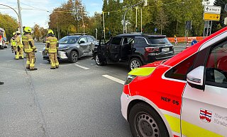Bei einem Zusammenstoß von zwei Pkw auf der Kreuzung Driburger Straße, Ludwigsfelder Ring und Berliner wurden am Sonntagmorgen alle fünf Insassen verletzt, einer von ihnen schwer. - Ralph Meyer