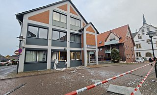 Unbekannte haben am Freitagmorgen den Geldautomaten der Vereinigten Volksbank in Nieheim gesprengt und dabei massive Schäden verursacht. - Svenja Ludwig