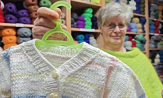 Monika Nußbaum hat als junge Frau mit dem Stricken begonnen und besonders begeistert für ihre Kinder gestrickt. Wie dieses Jäckchen, das ihren Sohn in den ersten sechs Wochen nach der Geburt warm hielt. - Svenja Ludwig