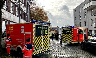 Rettungswagen stehen an der Falkschule in Bielefeld. - Jens Reichenbach