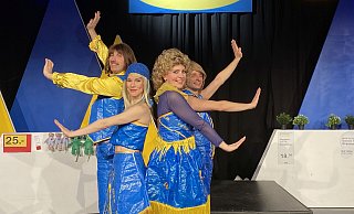 Eingehüllt in IKEA-Einkaufstaschen: Patrick Stauf, Sina Schulz, Vera Gobetz und Kevin Lavenia auf der Bühne. - Heimo Stefula Eingehüllt in IKEA-Einkaufstaschen: Patrick Stauf, Sina Schulz, Vera Gobetz und Kevin Lavenia auf der Bühne. - Heimo Stefula