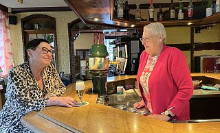 In der Gaststätte "Zum Burgmannshof" in Lübbecke wird Kneipenkultur gepflegt. Hannelore Telke-Beutel (l., Inhaberin) und Inge Pernow sorgen dafür, dass das noch eine Zeitlang so bleibt. - Heike von Schulz In der Gaststätte "Zum Burgmannshof" in Lübbecke wird Kneipenkultur gepflegt. Hannelore Telke-Beutel (l., Inhaberin) und Inge Pernow sorgen dafür, dass das noch eine Zeitlang so bleibt. - Heike von Schulz