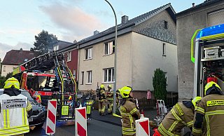 Auf dem Dach eines Zweiparteien-Reihenhauses an der Wigbertstraße in der Südstadt war die Paderborner Feuerrwehr am Mittwochabend bei einem Kaminbrand im Einsatz. - Ralph Meyer