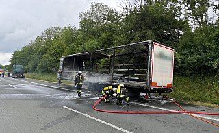 Der Lkw war nach dem Brand auf der A33 stark beschädigt. - Feuerwehr Borchen