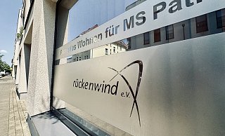 Das Bürofenster mit dem Schriftzug des insolventen Pflegevereins Rückenwind e.V. (Archivbild). - Stefan Becker