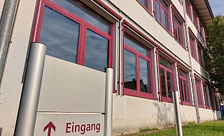 Das Forscherhaus Bünde ist seit Beginn des neuen Schuljahres keine Gesamtschule mehr. Das alte Schild am Schulgebäude ist inzwischen verschwunden. - Alexandra Stratmeier