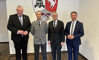 Bürgermeister Daniel Hartmann (v. l.), Oberstleutnant Michael Mosig, Bundestagsabgeordneter Christian Haase und Landrat Michael Stickeln. - Manfred Bues