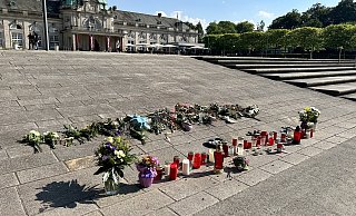 Anlässlich der Gedenkminute für Philipos, haben Menschen im Kurpark dort Blumen niedergelegt, wo der junge Mann schwer verletzt gefunden wurde - auf der Rampe zwischen Terrasse und Fontäne. - Nicole Sielermann