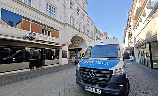 Brandermittler der Kriminalpolizei untersuchen die ausgebrannte Wohnung im Hohenzollernhof. - Ulf Hanke