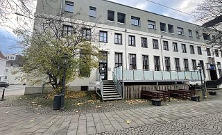 Das Café Outback eröffnete im April 2017 als das erste Burgerrestaurant in Minden. Damals waren noch etliche Schriftzüge an Außenterrasse und Gebäude zu sehen. Heute wirkt es trist und verlassen. MT-Foto: - Janina Pietruschka