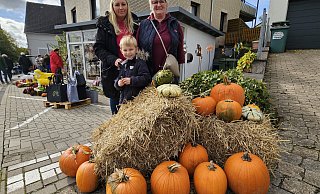 Jasmin Peppmüller (links) aus Kirchlengern und ihr Sohn Sam (5) sowie Oma Petra Krumhus aus Ennigloh stöberten bei Treffpunkt Tee. - Alexandra Stratmeier