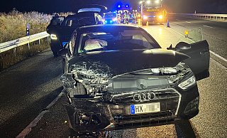 Bei dem Auffahrunfall auf der B480 wird der Audi 5 aus dem Kreis Höxter im Frontbereich schwer beschädigt, - Ralph Meyer