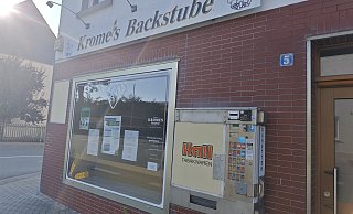 Zettel im Schaufenster der Bäckerei-Filiale in Marienmünster-Vörden verkünden, dass hier keine Brötchen mehr verkauft werden. - Svenja Ludwig