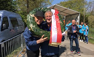 Da war die TSVE-Welt noch in Ordnung: Orgateam-Mitglieder Matthäus Gruben (l.) und Rudi Ostermann erlauben sich im Zielbereich einen Spaß mit dem Kranz, während sie auf die schnellsten Läufer und Läuferinnen warten. - Stephanie Fust