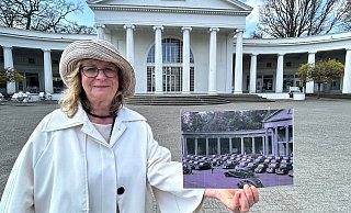 Christine Langhorst zeigt vor der Wandelhalle ein Foto aus der Besatzungszeit. Damals parkten die Fahrzeuge der Briten vor dem Naafi-Shop. - Nicole Sielermann