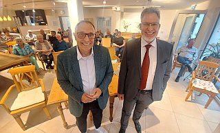 Der amtierende Bürgermeister Siegfried Lux (l.) und sein CDU-Kontrahent Sebastian Hoffmann trafen beim Börsenstammtisch erstmals aufeinander und stellten sich diversen Fragen. - Peter Heidbrink