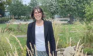 Stephanie Janßen-Rickmann ist 58 Jahre alt. 2020 kandidierte sie schon einmal für das Amt der Bürgermeisterin. Der Steinmeisterpark - mit den Beeten, für die wir Grünen uns stark gemacht haben" - ist einer ihrer Lieblingsplätze in Bünde. - Natalie Gottwald