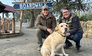 Stellen ihre Pläne für das Safariland Stukenbrock vor: Hansi (l.) und Thomas Meyer mit Hund Marley am neuen Boardwalk. - Anna Lena Hinder