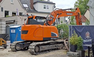Gütersloher Dreiecksplatz: Zwischen dem "Zeitgemäß" auf der linken Seite und dem "Green's" auf der rechten Seite ist ein Neubau für ein Wohn- und Geschäftshaus inklusive Gastronomiebetrieb geplant. - Philipp Kersten
