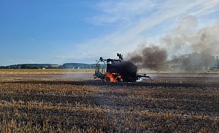 Die brennende Rundballenpresse konnte die Feuerwehr Steinheim nicht mehr retten. - Feuerwehr Steinheim